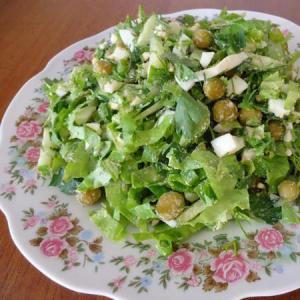 Салат из зеленой редьки с морской капустой