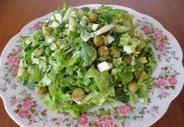 Салат из зеленой редьки с морской капустой